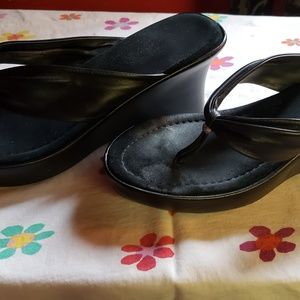 All blk leather wedges